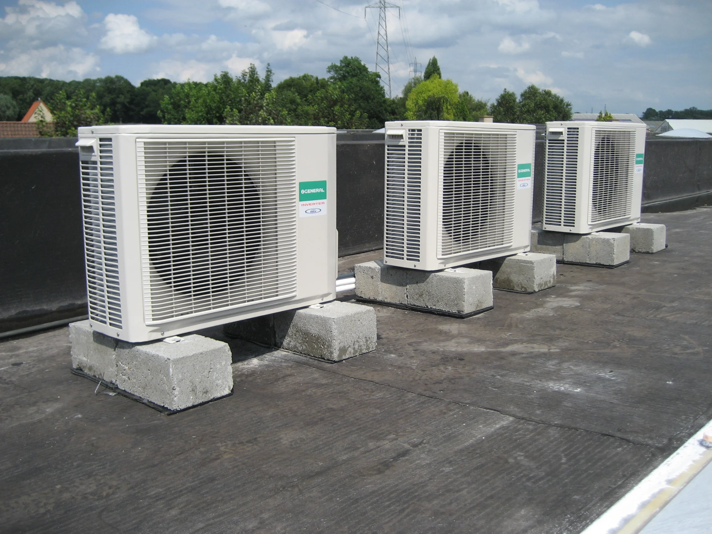 Daklijn met meerdere airconditioning-units