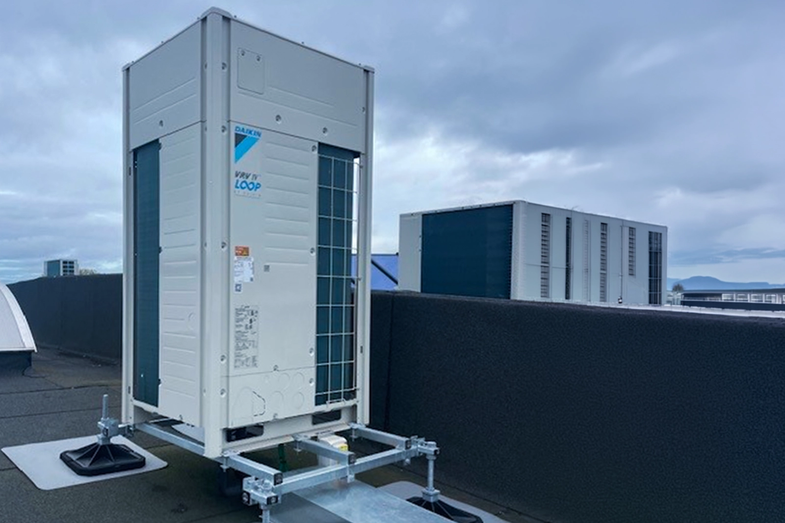 Daklijn met meerdere airconditioning-units